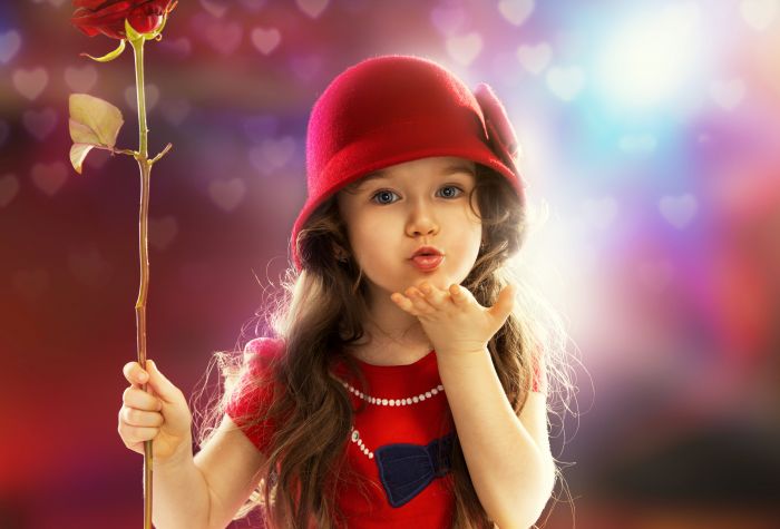 Картинка девочка, ребенок с цветком красной розы шлет воздушный поцелуй