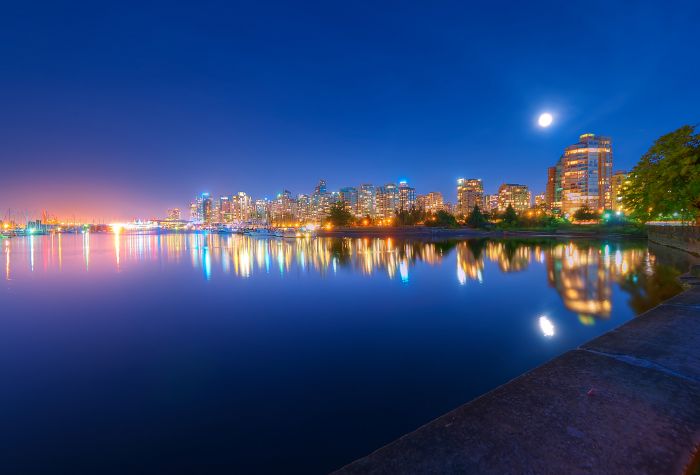 Картинка набережная вечернего города, отражение в воде