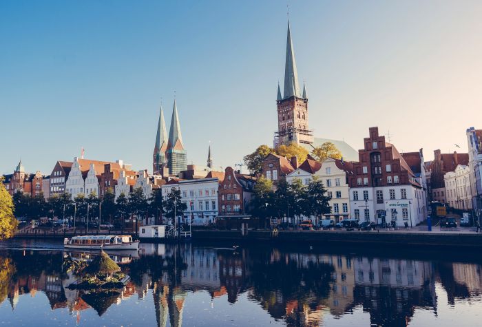 Картинка Любек, Германия город с отражением в воде
