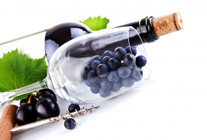Картинка бутылка вина, виноград в бокале, штопор