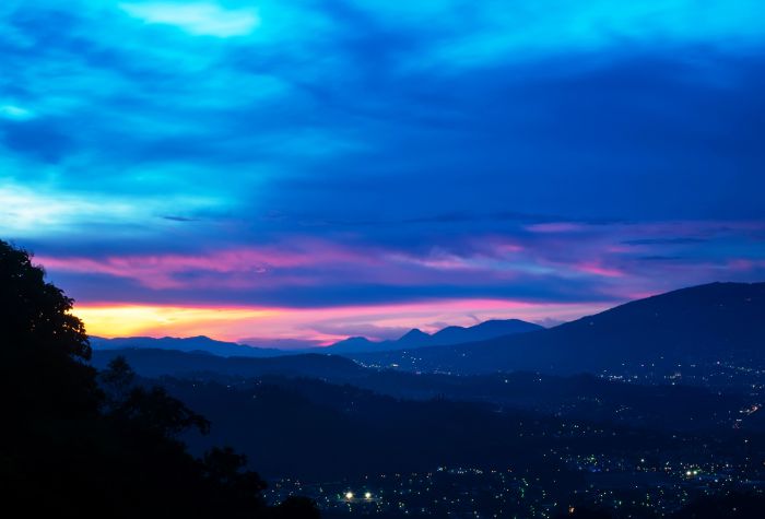 Картинка вечер, закат, город в горах