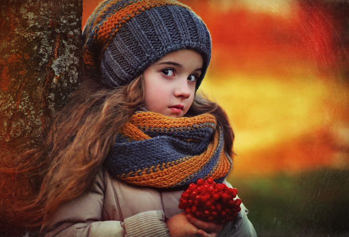 Картинка девочка с ягодами рябины, ребенок, осень