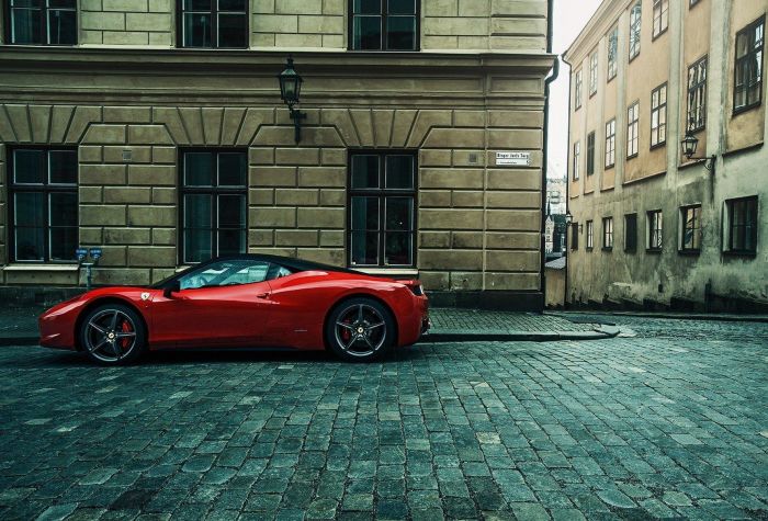 Картинка спортивный автомобиль Ferrari 458 Italia на улице возле здания
