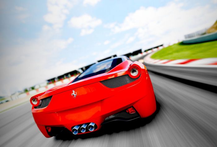 Картинка Ferrari на скорости мчится по спортивному треку