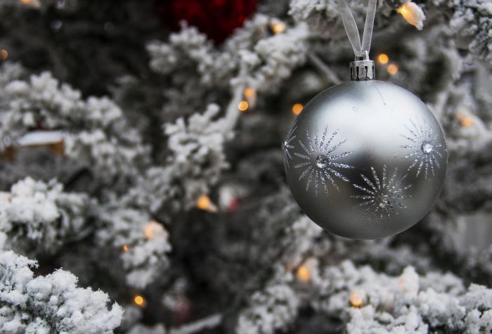 Картинка новогодний шар на елке в снегу с гирляндой