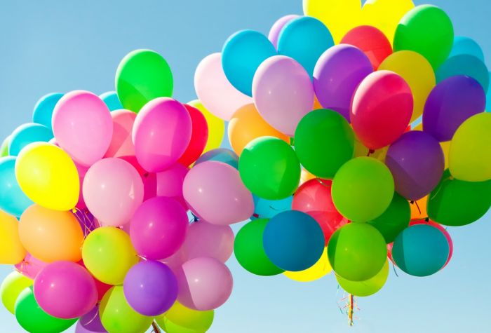 Картинка разноцветные воздушные шары в небе