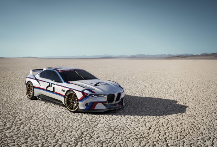 Картинка спортивный автомобиль БМВ (BMW) в пустыне