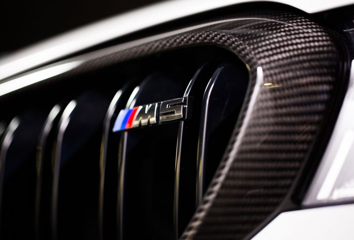 Картинка карбон, решетка радиатора и значок BMW M5