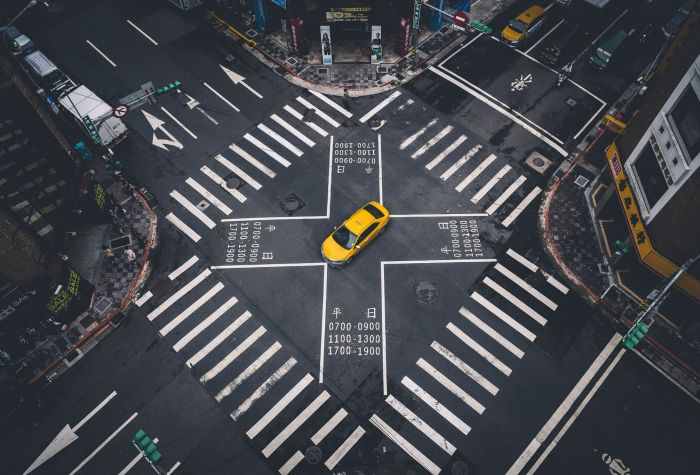 Картинка перекресток дорог на улицах города Тайбэй столицы острова Тайвань