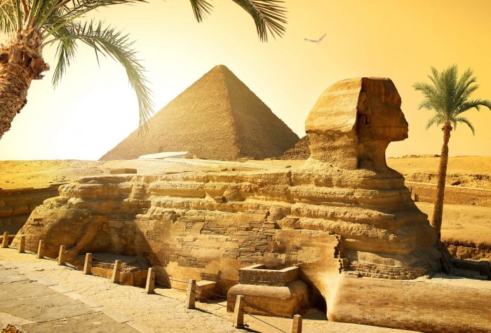 Картинка Сфинкс на фоне пирамиды Хеопса или Хуфу в городе Гизе, Египет