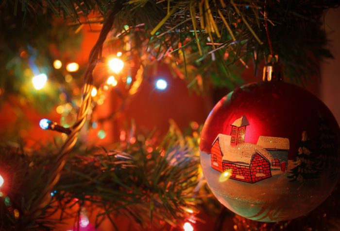 Картинка красивый новогодний елочный шар висит на елке, горит гирлянда