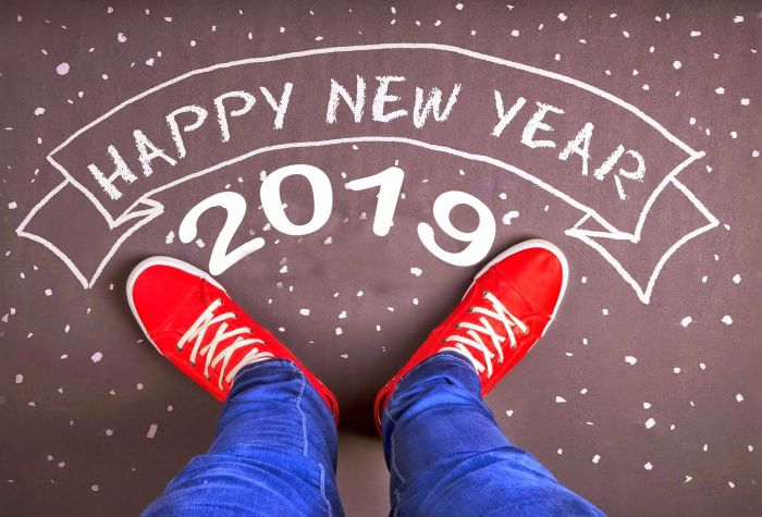 Картинка Happy New Year 2019 рисунок на полу перед ногами