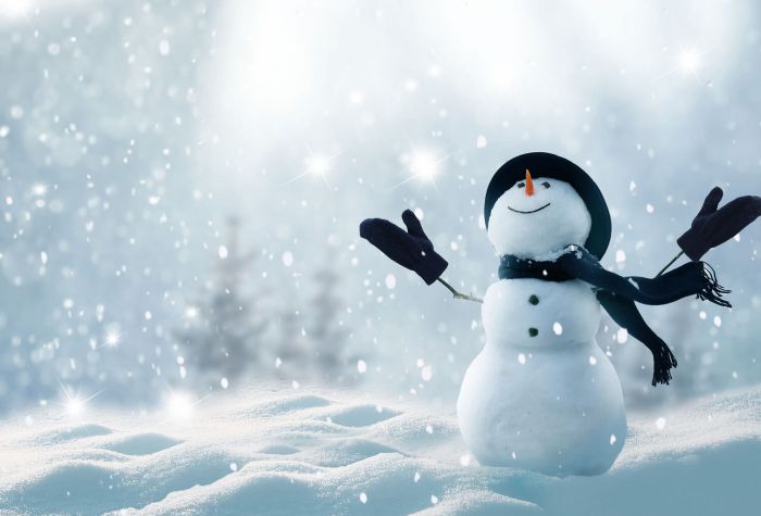 Картинка снеговик радуется падающему снегу на сугробах зимой