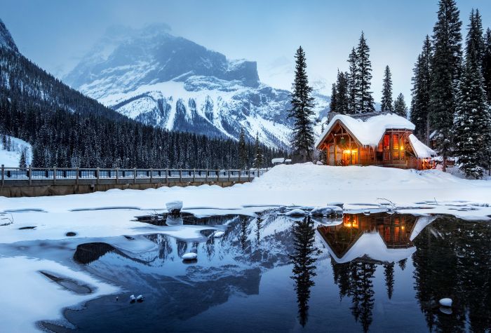 Картинка дом в лесу возле озера на фоне больших гор, зима, снег, пейзаж