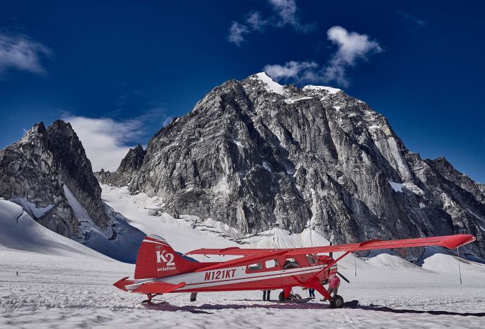 Картинка самолета в заснеженных горах Аляски