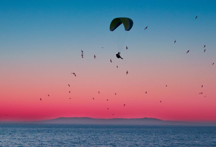 Картинка море на закате, полет планера, парашютист
