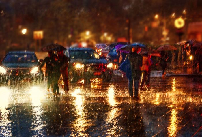 Картинка люди под дождем