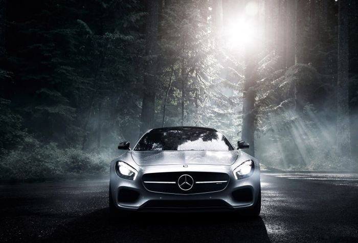 Картинка красивый, серебристый Mercedes-Benz AMG ночью в темном лесу