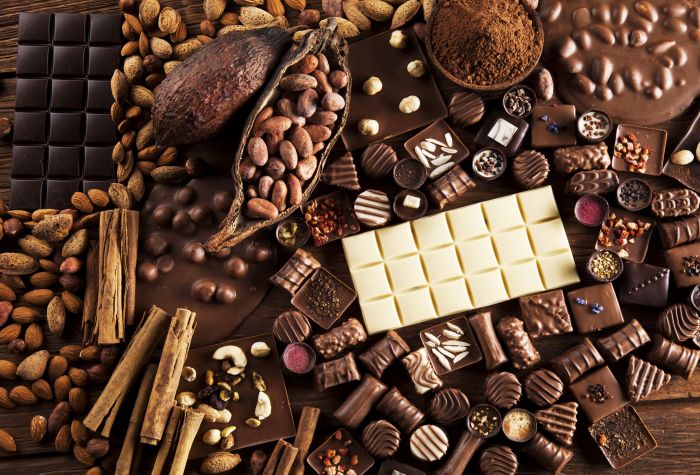 Картинка плитки шоколада, шоколадные конфеты, орехи и корица