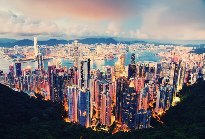 Картинка вечерний город Hong Kong, на фото светящихся небоскребы города