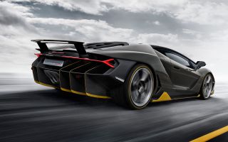 машина Lamborghini Centenario едет по дороге на скорости
