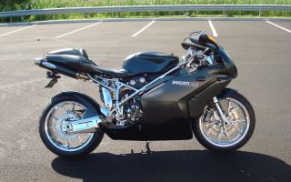мотоцикл Ducati 749 Testastretta вид сбоку