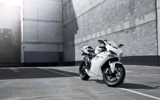 мотоцикл Ducati 1198 белого цвета