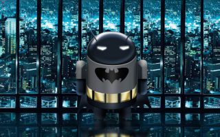 робот Андроид в костюме Бэтмена на фоне зданий мегаполиса