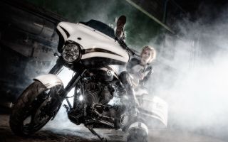девушка на мотоцикле в дыму