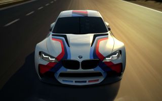 машина BMW на скорости едет по дороге