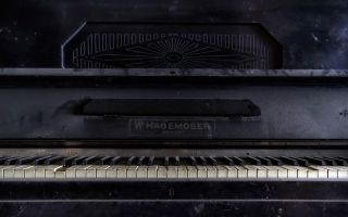 старое пианино W.Hagemoser Berlin покрытое пылью