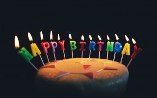 с Днем Рождения Happy Birthday горящие буквы свечки в торте