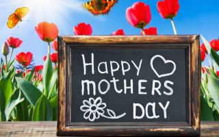 с днем матери, праздник, цветы, тюльпаны, надпись на доске