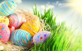 Пасха, праздник, пасхальные яйца на зеленой траве