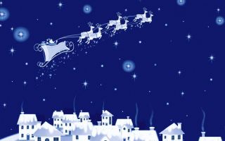 Санта Клаус (Дед Мороз) летит с оленями над домами