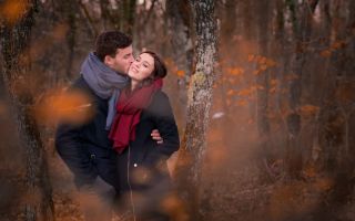 фото влюбленная пара, поцелуй в лесу