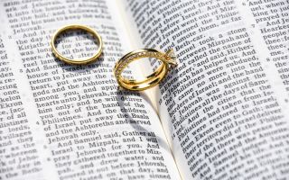 свадебные, обручальные кольца на страницах книги