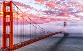 мост Золотые Ворота Сан-Франциско в густых облаках