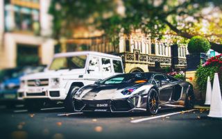 металлическая, зеркальная Lamborghini Aventador и Mercedes-Benz Гелендваген