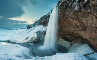 водопад, скалы, зима и снег в Исландии