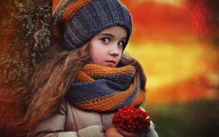 девочка с ягодами рябины, ребенок, осень