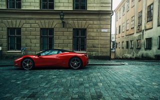 спортивный автомобиль Ferrari 458 Italia на улице возле здания