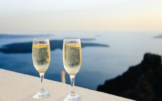 два бокала шампанского на фоне природы