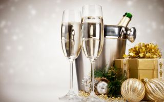 бокалы с шампанским, подарок и новогодние шары