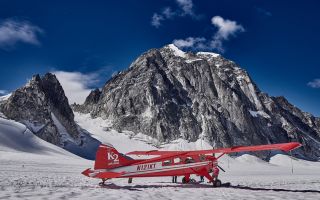 самолета в заснеженных горах Аляски